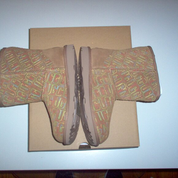 UGG KIDS CLASSIC II Graphic Stitch Boots, Size 4 (TAN) - Picture 5 of 5